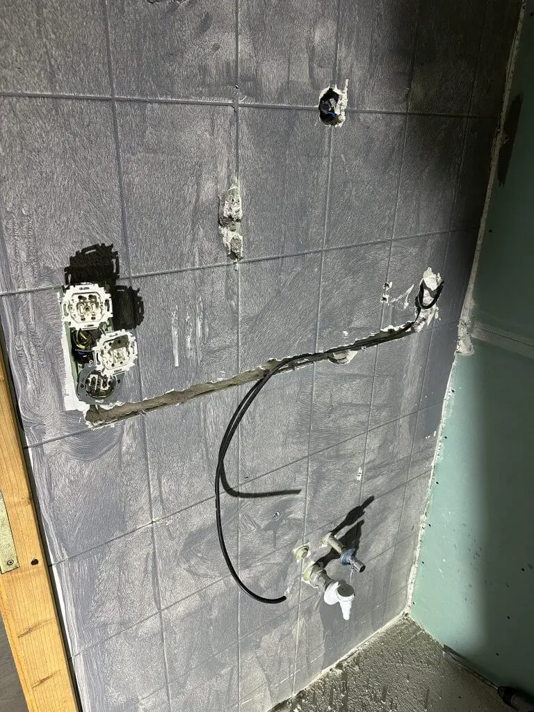 Elektrikář připravil kabely